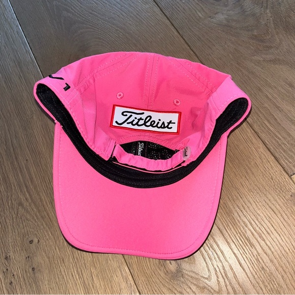 Titleist Pink Out Women's Tour Performance Ball Marker Footjoy - Picture 2 of 9